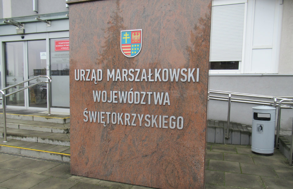 Wejście do budynku Urzędu Marszałkowskiego Województwa Świętokrzyskiego