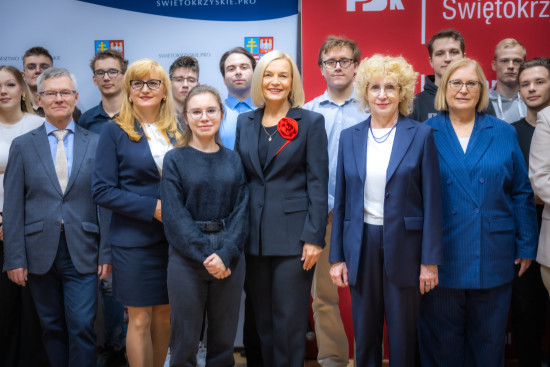 Marszałek Renata Janik i członek Zarządu Województwa Świętokrzyskiego Anita Koniusz, prof. dr hab. Beata Wojciechowska, rektor Uniwersytetu Jana Kochanowskiego,prof. dr hab. Artur Maciąg, prorektor ds. Studenckich i Dydaktyki Politechniki Świętokrzyskiej, dr Małgorzata Kunisz-Wysocka, prodziekan ds. kształcenia Uniwersytetu Jana Kochanowskiego oraz studenci Politechniki Świętokrzyskiej i Uniwersytetu Jana Kochanowskiego w Kielcach